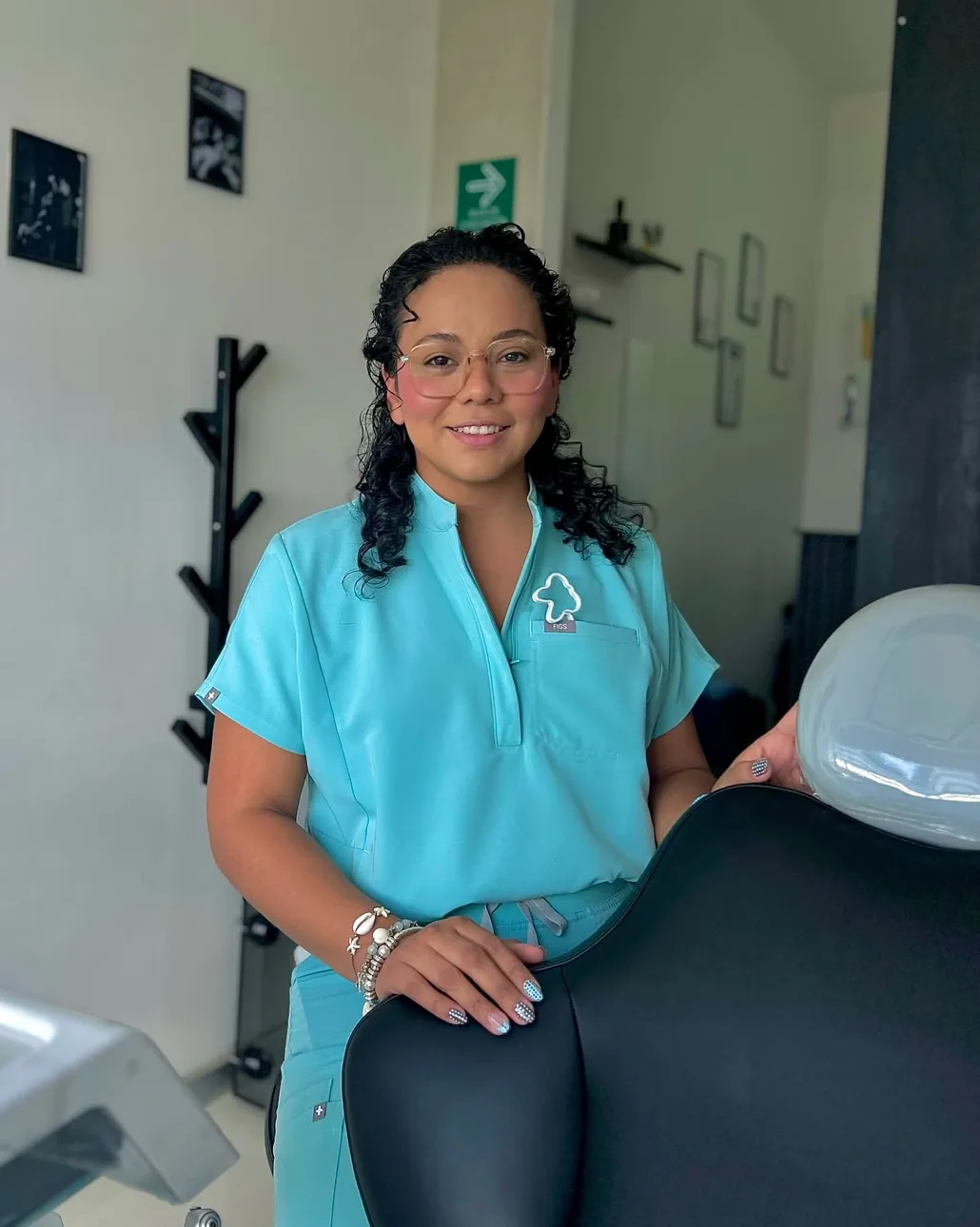 La Dra. Gidalthy Matanche Wilson sonriendo junto al sillón dental de su consultorio